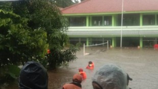 Banjir Robohkan Tembok MTs 19 Pondok Labu, 3 Orang Tewas