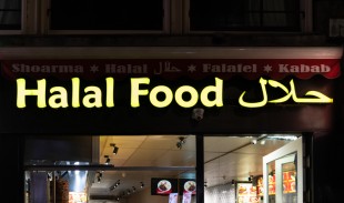 Kenapa Muslim Harus Makan dan Minum Halal? Ini Penjelasannya