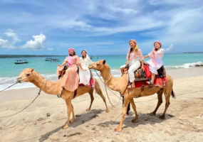 Menikmati Sunset Sambil Naik Unta di Pantai Kelan Bali