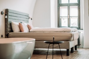 Punya Kamar di Loteng? Ini Cara Sederhana Menatanya