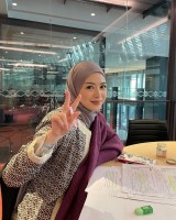 Sontek 7 Gaya Fesyen Ayana Moon yang Sederhana dan Segar