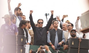 Eks PM Pakistan Imran Khan Ditembak dari Tiga Arah