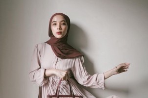 Empat Tutorial Hijab Plisket Simpel Ala Hamidah Rachmayanti