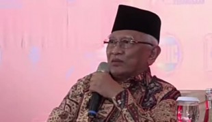 Cerita Gus Mus Ditegur dan Ditausiahi Orang Ketika Shalat di Terminal