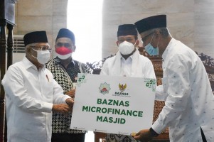 Wapres Serahkan Bantuan Baznas Microfinance Masjid di Jawa Tengah
