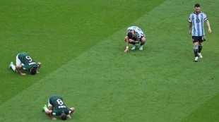Momen Pemain Arab Saudi Sujud Syukur Rayakan Kemenangan atas Argentina