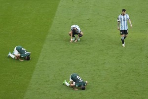 Hukum Selebrasi Gol dengan Sujud Syukur di Lapangan