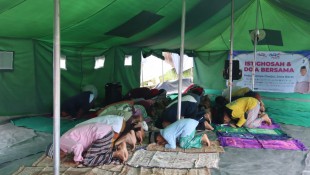 AQL Bangun Masjid Darurat, Penyintas Gempa Cianjur Bisa Sujud dengan Tenang