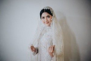 Pesona Erina Gudono Pakai Kebaya Muslim Brokat di Pengajian Jelang Pernikahan