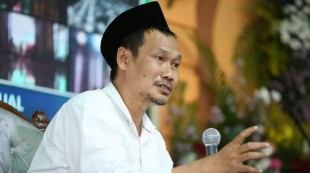 Gus Baha: Cinta Kiai Tak Cuma Sowan, Harus Dibuktikan dengan Mengaji