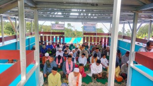 Masjid Darurat Fasilitasi Penyintas Shalat hingga Tak Tertampung
