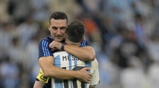 Bangga Latih Lionel Messi, Scaloni: Sebuah Kehormatan Memilikinya
