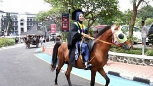Wisudawati UMM Datang ke Acara Wisuda dengan Naik Kuda
