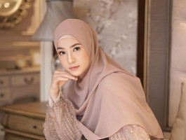 4 OOTD Hijab Syari Natasha Rizky, Simpel dan Fashionable Abis