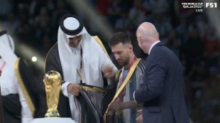 Kala Messi Kenakan Jubah ala Syekh Saat Terima Trofi Piala Dunia