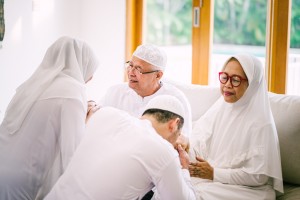 7 Adab Anak ke Orang Tua, Salah Satunya Jangan Merendahkan