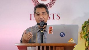 Cerita Ustadz Hamid Fahmy Zarkasyi Mengenai Sepak Bola yang Dijadikan Agama