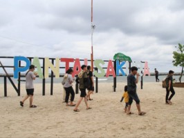 Pantai Sakura Jadi Destinasi Favorit di Pulau Untung Jawa