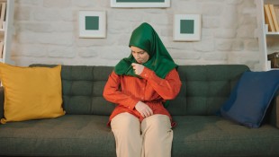 5 Cara Hilangkan Bau Apek pada Jilbab Setelah Kehujanan