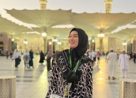 Pengalaman Umrah Pertama Stevie Agnecya Setelah Jadi Mualaf