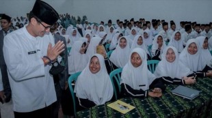 Menparekraf Ajak Santri Ponpes Al-Ikhlash Putri Ciptakan Konten Islami