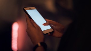 HP Ada Aplikasi Al-Quran, Bolehkah Dibawa ke Kamar Mandi?