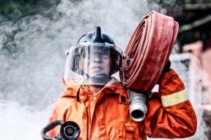 7 Tugas Unik Damkar: Bantu Lepas Sandal hingga Mandikan Anak PAUD