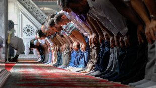 Seorang Transgender Kelabui Jemaah Masjid untuk Jadi Imam Salat