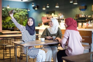 Persiapan Ramadhan, Intip 7 Tips Pilih Hijab Buka Puasa Bersama