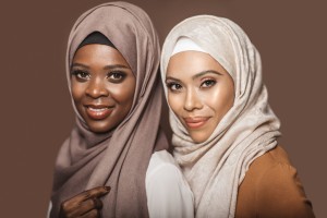 Warna Jilbab yang Ampuh Membuat Kulit Gelap Terlihat Manis