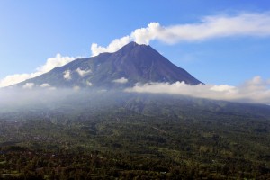 Gunung Merapi Luncurkan Awan Panas Guguran, Jarak Bahaya 7 KM