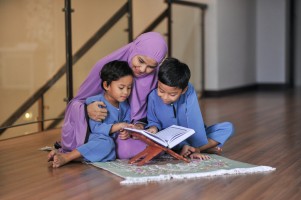 Nasihat UAH untuk Wanita Karier: Cintai Keluarga, Khususnya Anak-Anak