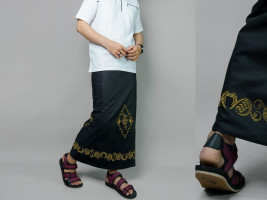 5 Inspirasi Busana Keren, Tampil Elegan dengan Sarung Bordir