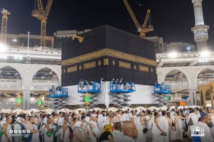 Jelang Musim Haji, Kiswah Kakbah Mulai Diangkat