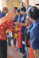 Senyum Bahagia Yatim Piatu Terima Santunan dari Dharma Wanita Kemenag
