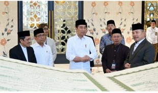 Kunjungi Masjid Mohammed bin Zayed di Surakarta, Jokowi Terima Mushaf Al-Qur’an