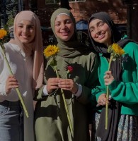 Jaga Persahabatan, Mahasiswa Muslim Virginia Bagikan Bunga ke Nonmuslim