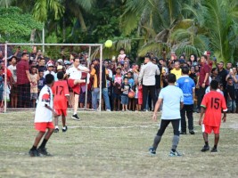 Keseruan Presiden Jokowi Bermain Bola Bareng Pelajar di Biak Numfor