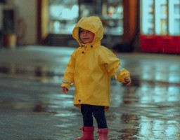 Cek 5 Mode Fesyen Buah Hati Saat Musim Hujan, Bikin Anak Tambah Nyaman