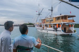 Sensasi Berlayar dengan Kapal Phinisi di Perairan Kepulauan Riau