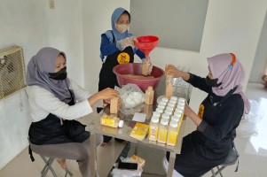 Cerita Ummi Salamah Sukses Jual Jamu ‘Akar Jawi’ hingga ke Mancanegara