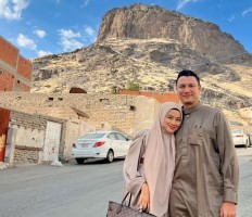 Berhijab Syari dan Pakai Gamis, Titi Kamal dan Christian Sugiono Serasi Foto di Jabal Nur
