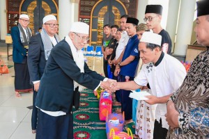Jelang Ramadhan, JTBS Masjid Al-Akbar Salurkan Sedekah 120 Paket Sembako