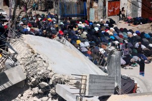 Warga Gaza Gelar Shalat Jumat Pertama Ramadhan di Antara Reruntuhan Masjid