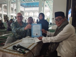 Kenal Wanita Indonesia Berhijab, Atheis Kanada Ikrar Masuk Islam di Masjid Al-Akbar