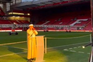 Adzan Menggema Di Stadion Anfield, Liverpool Prakarsai Buka Puasa