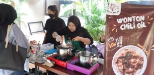 Tak hanya Kenyang Teori, Mahasiswa FEB UWKS Dibekali Kemampuan Berbisnis
