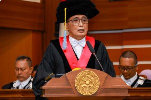 Wakil Ketua MA Sunarto Dikukuhkan Jadi Guru Besar Unair