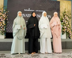 Kolaborasi Jenama Fashion Dua Negara Hadirkan Mukena Inovatif Nan Lembut dan Anti Kusut