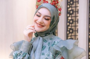 Hijab Flowy dan Shimmer Masih Disukai, Ini Tips Padu Padannya untuk Tampil Menawan